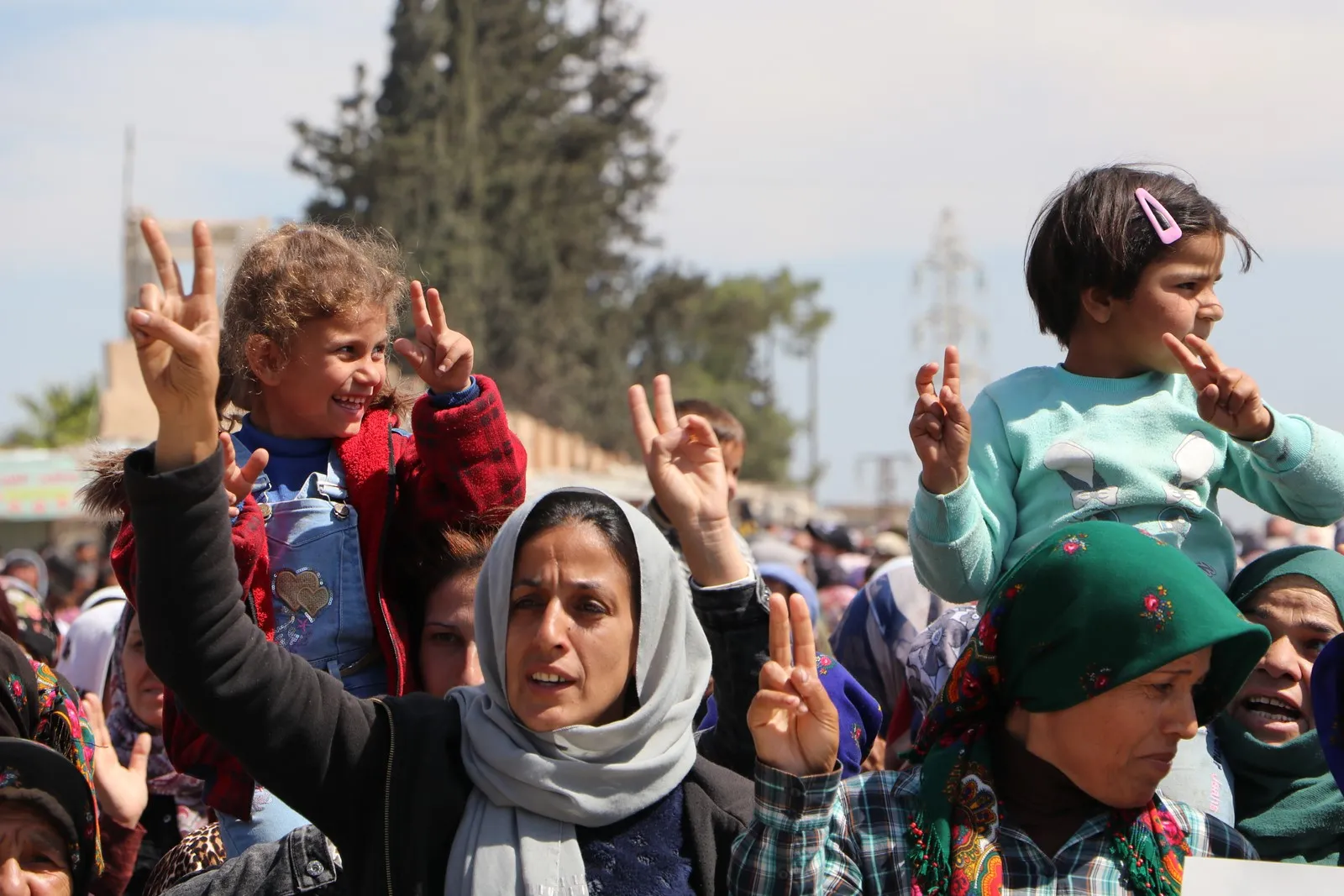 ​​​​​​​Manifestantes en Al-Shahba exigen al gobierno de Damasco que ponga fin al asedio