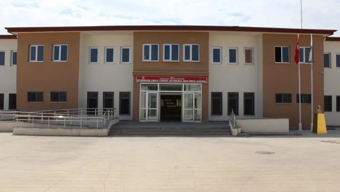 ​​​​​​​Detenidos de la prisión de Amed empiezan una huelga de hambre