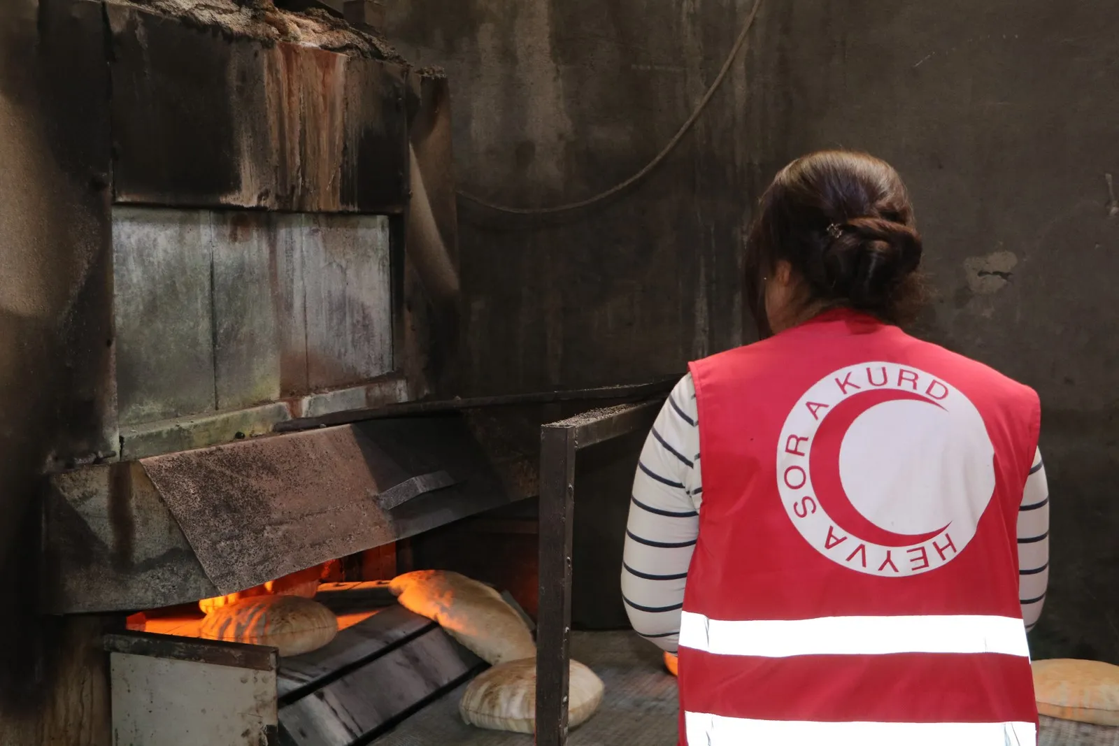 KRC distribuye pan entre la gente en el cantón sitiado de al-Shahba