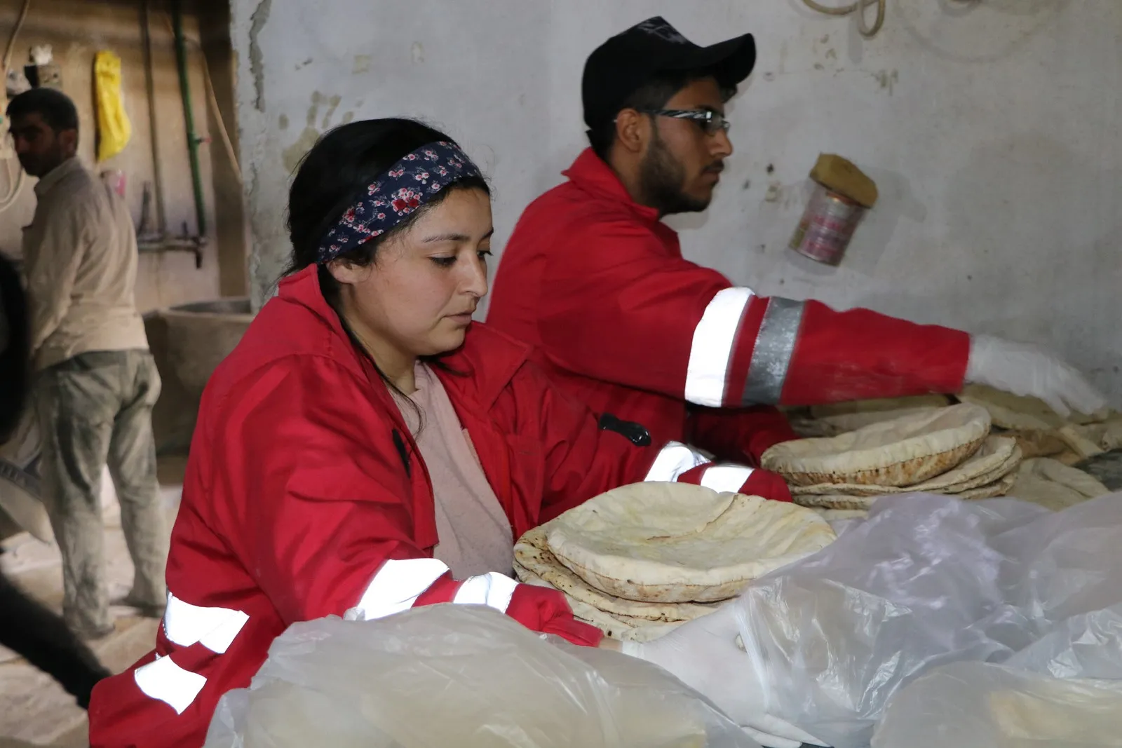 KRC distribuye pan entre la gente en el cantón sitiado de al-Shahba