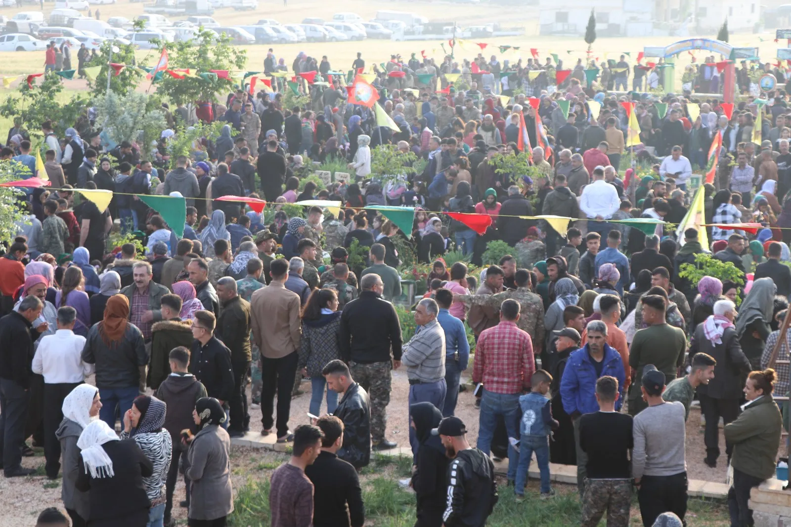 ​​​​​​​La gente del noreste de Siria visita los santuarios de los mártires en el primer día de Eid al-Fitr