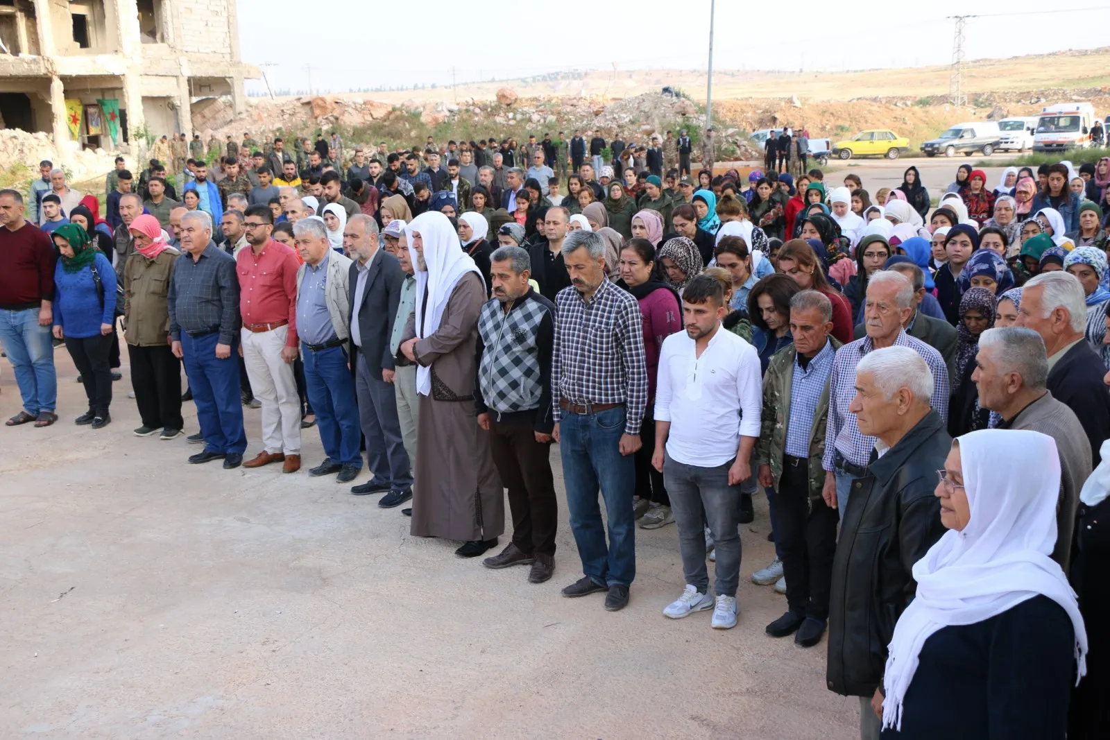 ​​​​​​​La gente del noreste de Siria visita los santuarios de los mártires en el primer día de Eid al-Fitr
