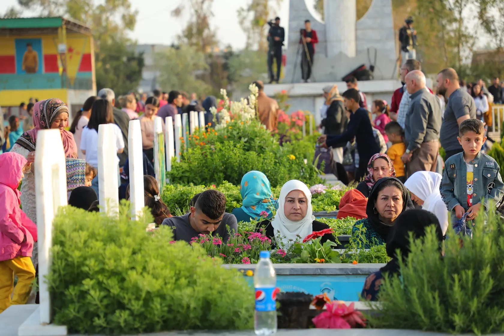 ​​​​​​​La gente del noreste de Siria visita los santuarios de los mártires en el primer día de Eid al-Fitr