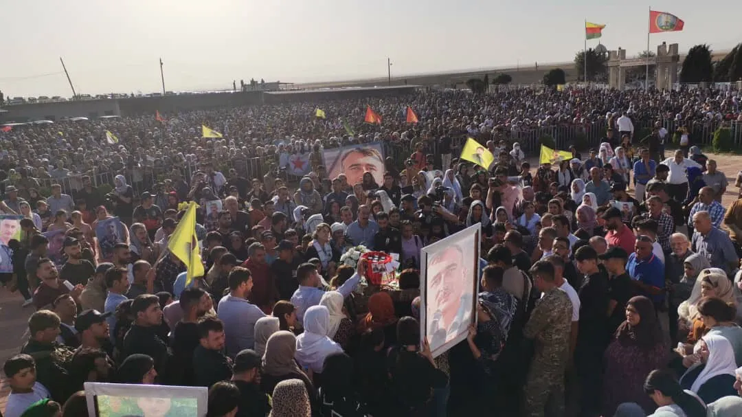Miles de personas del noreste de Siria participan en el funeral del mártir Ferhad