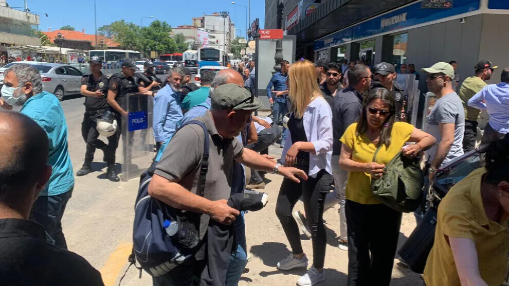 La policía turca detiene a 3 periodistas en Ankara