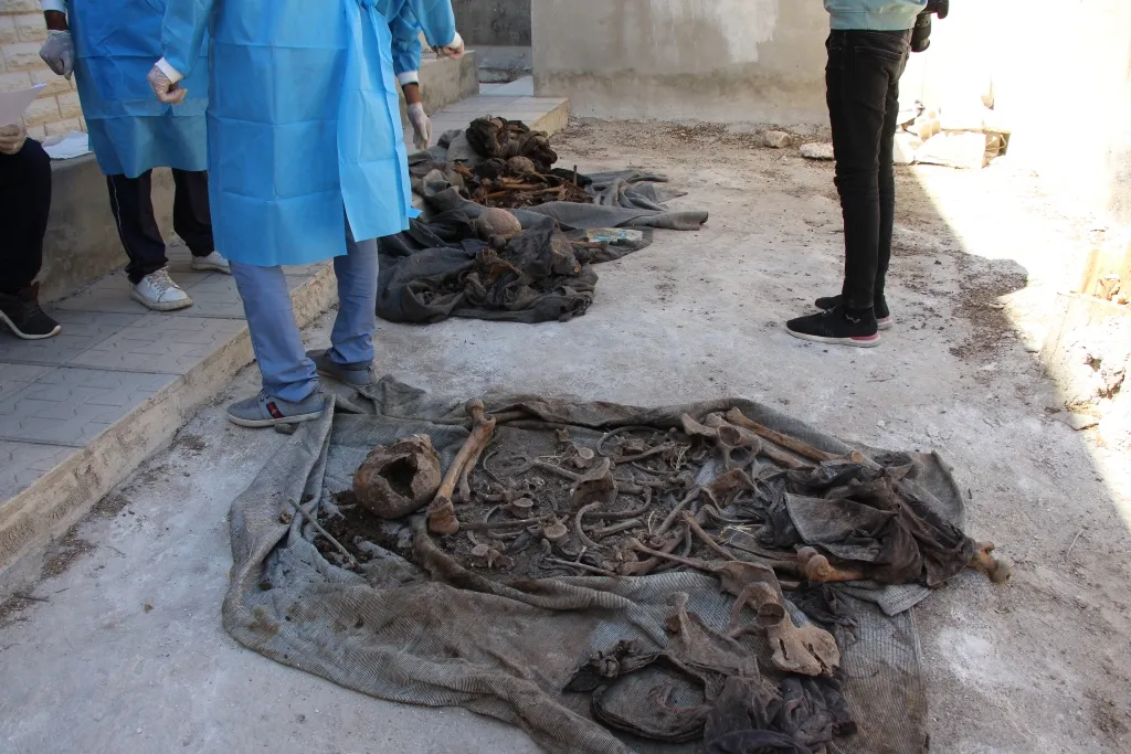 Finaliza el proceso de exhumación de cadáveres de una fosa común en Manbij