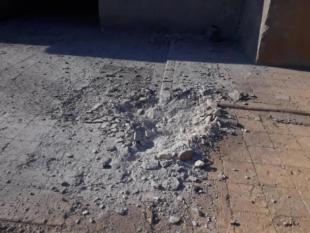 Destrucción en propiedades de civiles en la aldea de Binah