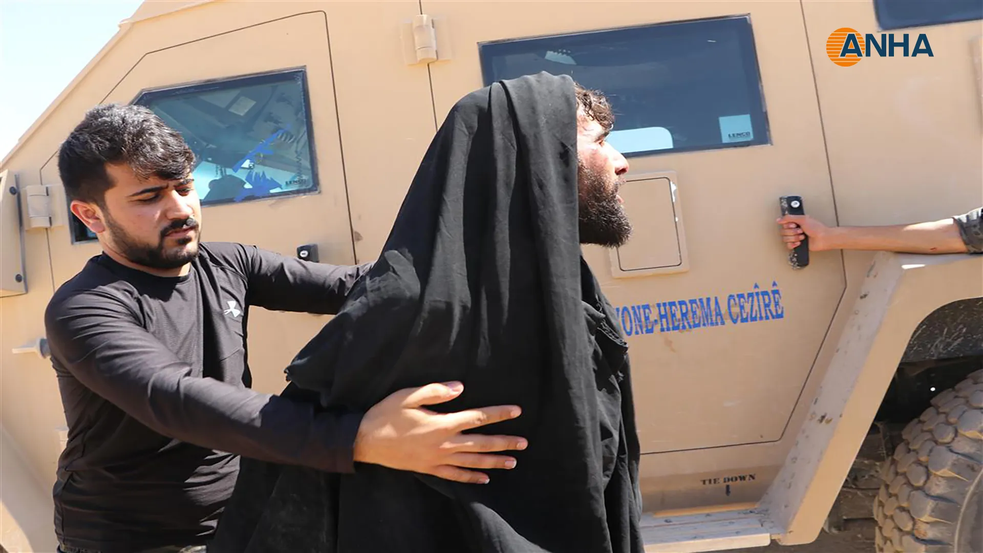 ​​​​​​​Corresponsales de ANHA documentan la detención de un mercenario que iba disfrazado de mujer
