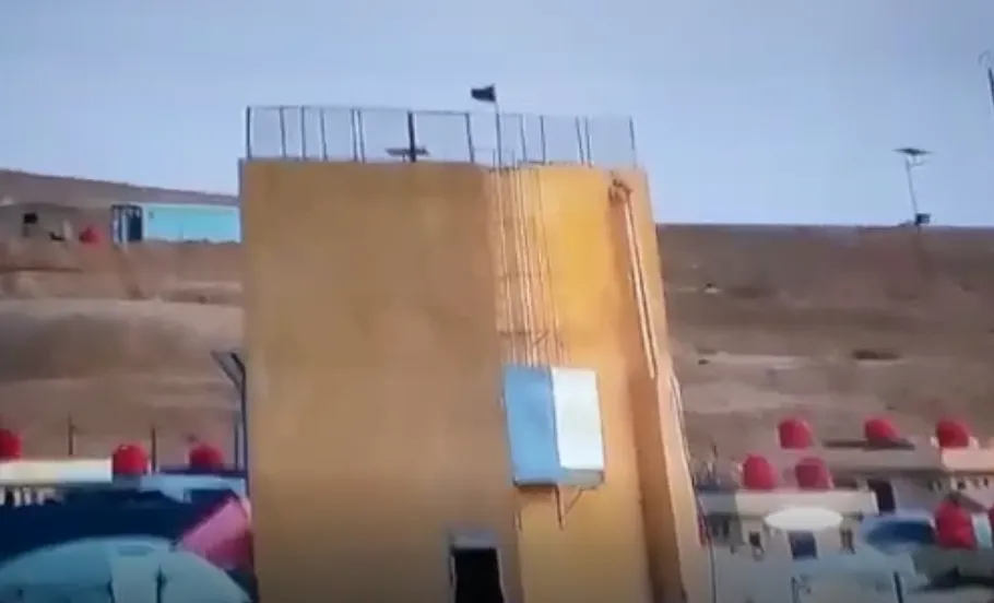 Izan la bandera de los mercenarios de ISIS en el campamento de al-Hol