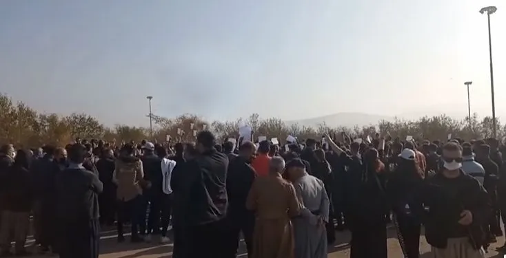 Tras pasar 40 días de su asesinato, civiles llegan a la tumba de Jina Amini bajo el lema "Mujer, vida, libertad, Jin, Jiyan, Azadî"