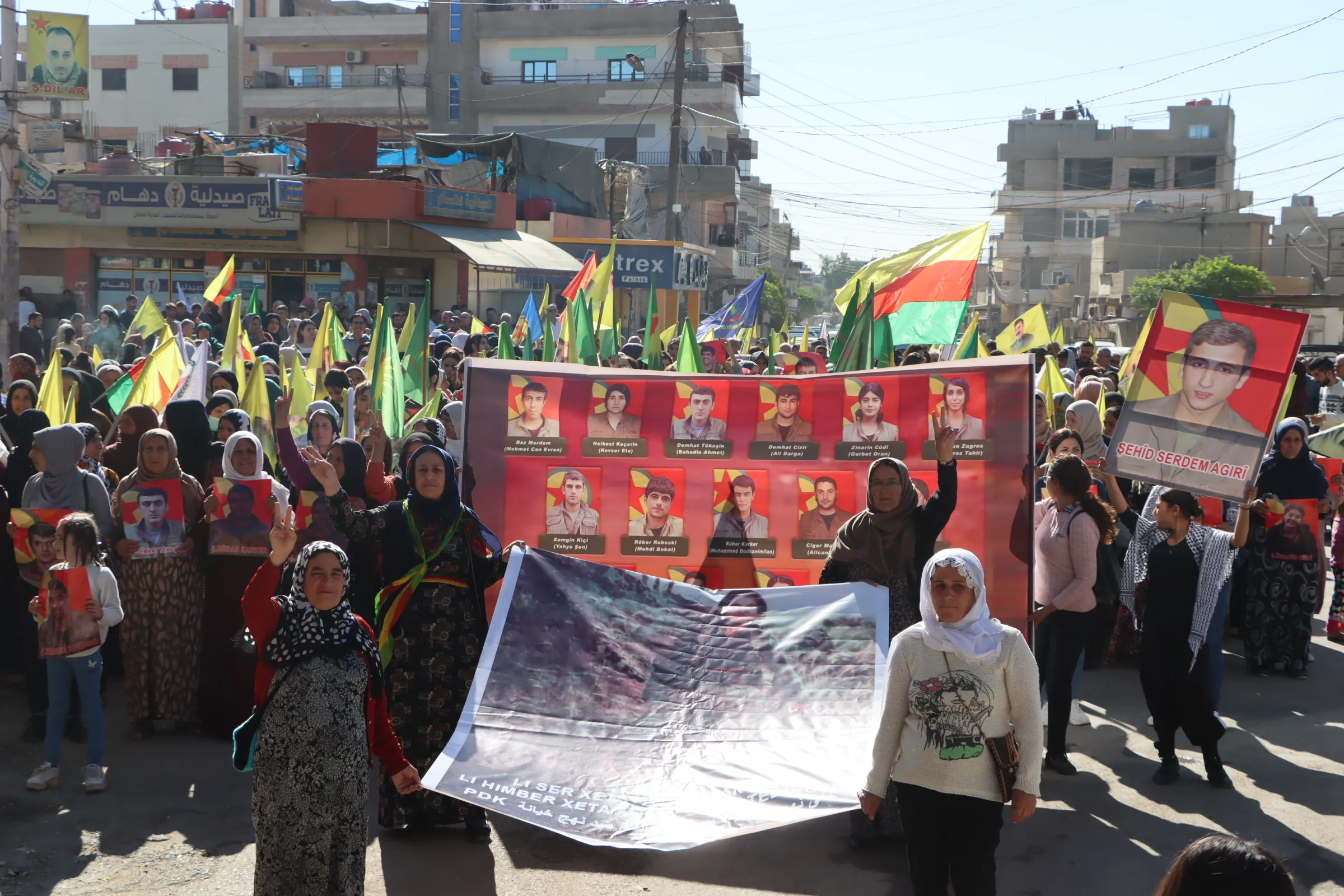 Residentes protestan contra ataques con armas químicas en áreas del cantón Qamishlo
