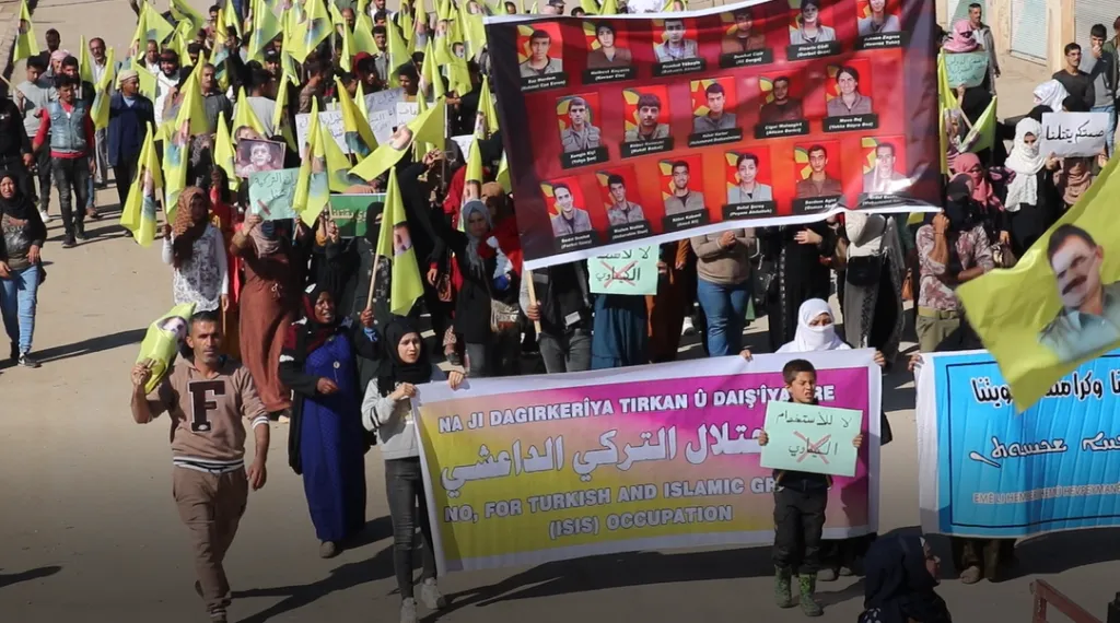 Residentes de la ciudad de Tal Koçar marchan en honor a la memoria de la heroína caída Bêrîtan