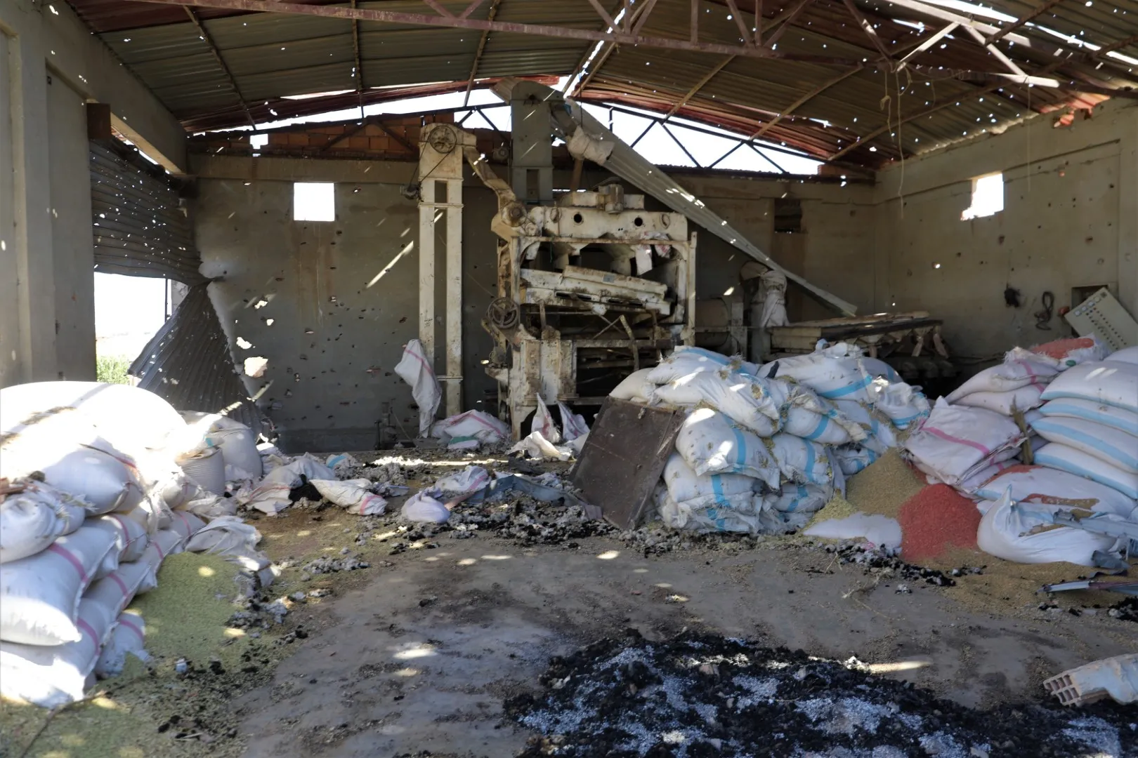 Los ocupantes turcos destruyen un molino y un granero en la región de Zarghan