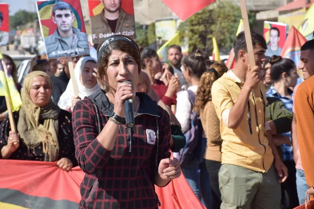 Cientos de residentes del cantón de Kobanê protestan contra los crímenes de Turquía