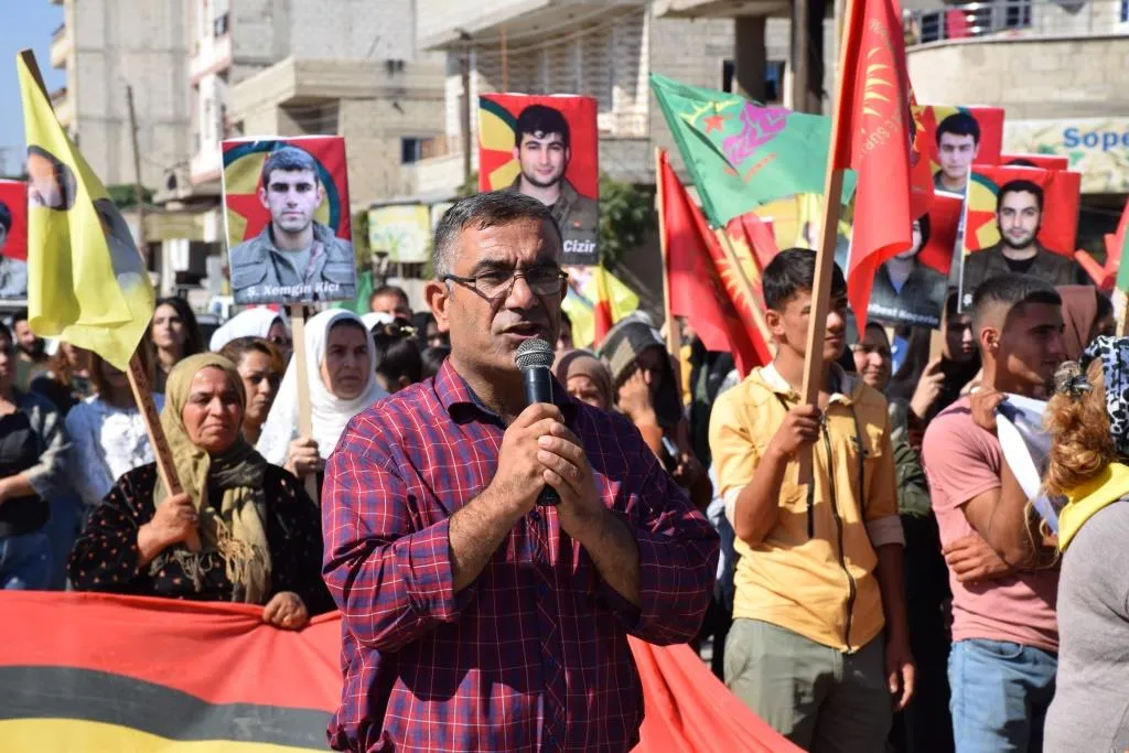 Cientos de residentes del cantón de Kobanê protestan contra los crímenes de Turquía