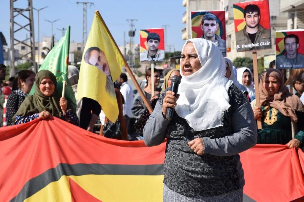 Cientos de residentes del cantón de Kobanê protestan contra los crímenes de Turquía