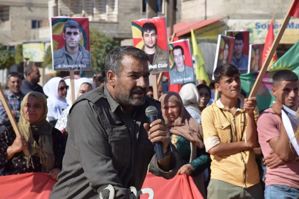 Cientos de residentes del cantón de Kobanê protestan contra los crímenes de Turquía