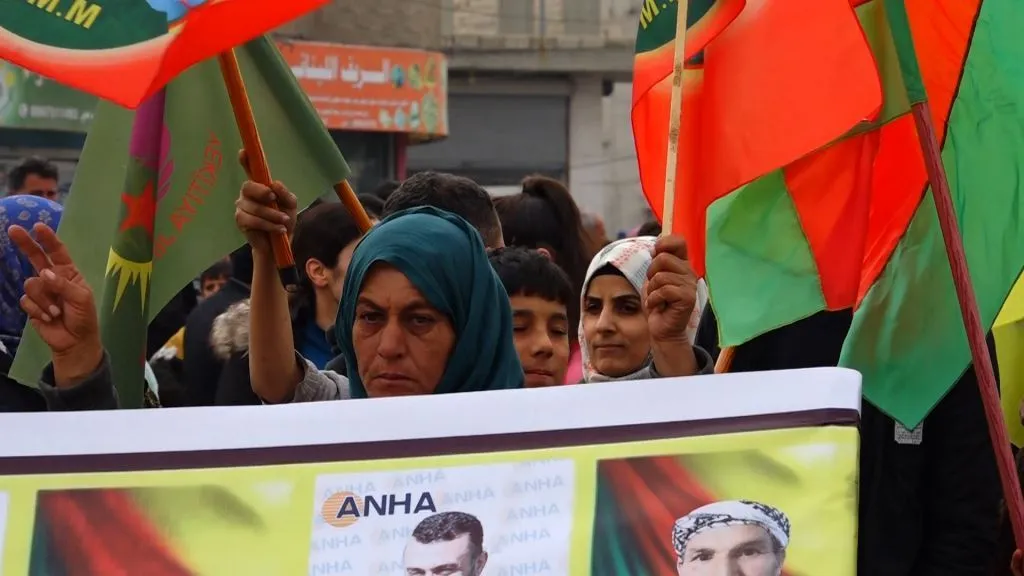 ​​​​​​​Manifestantes en la región del Éufrates denuncian la agresión de Turquía