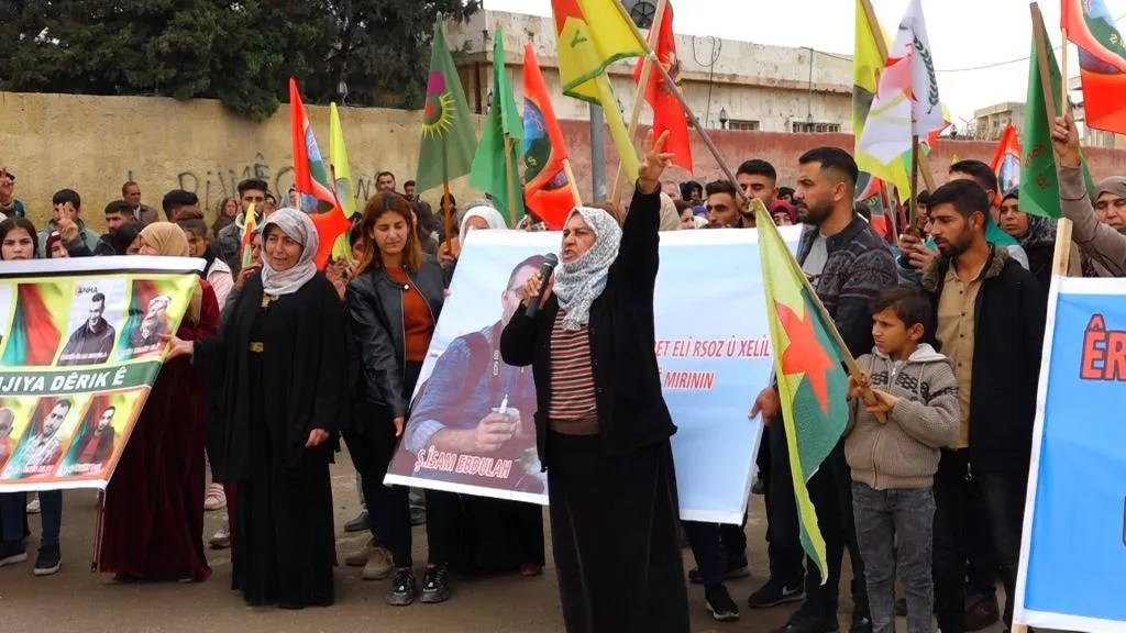 ​​​​​​​Manifestantes en la región del Éufrates denuncian la agresión de Turquía