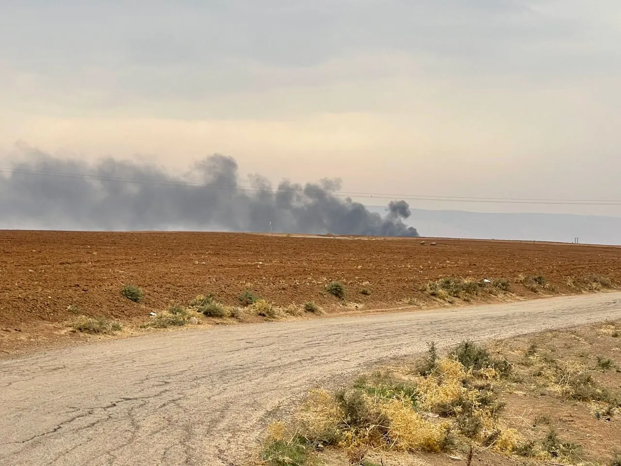 Los ocupantes turcos atacan una instalación petrolera en Tirbespiyê