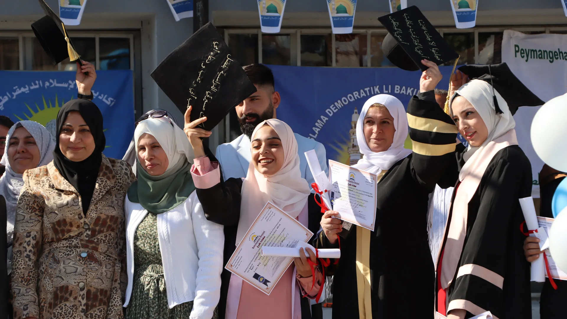 ​​​​​​​Ceremonia de graduación de estudiantes de la Academia Islámica Democrática en Qamishlo