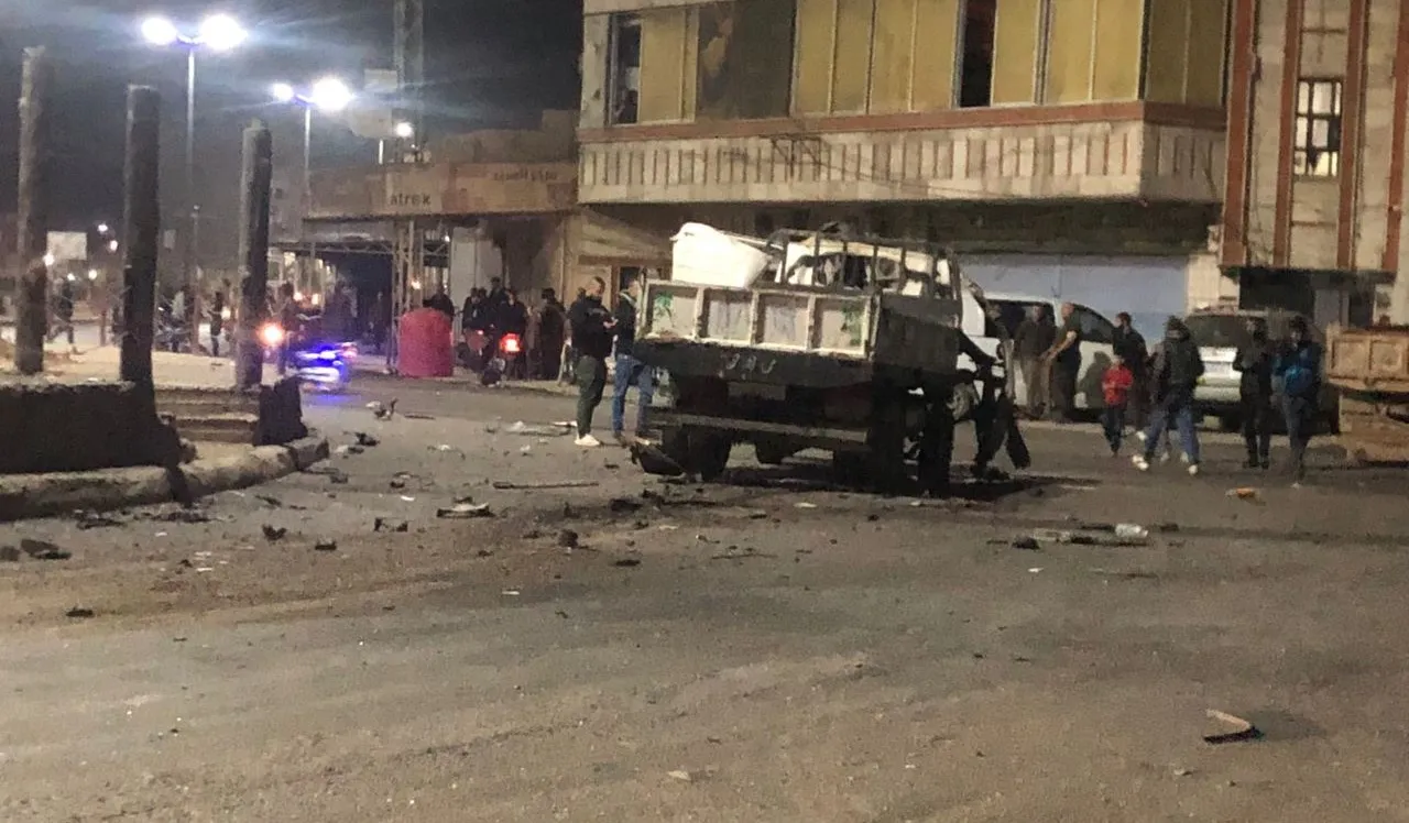 ​​​​​​​Ocupantes turcos atacan el coche en la rotonda en Qamishlo