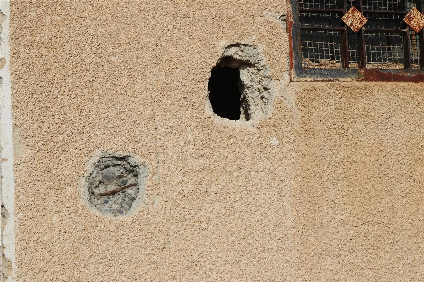 ​​​​​​​Los ocupantes turcos destruyen una escuela en Manbij