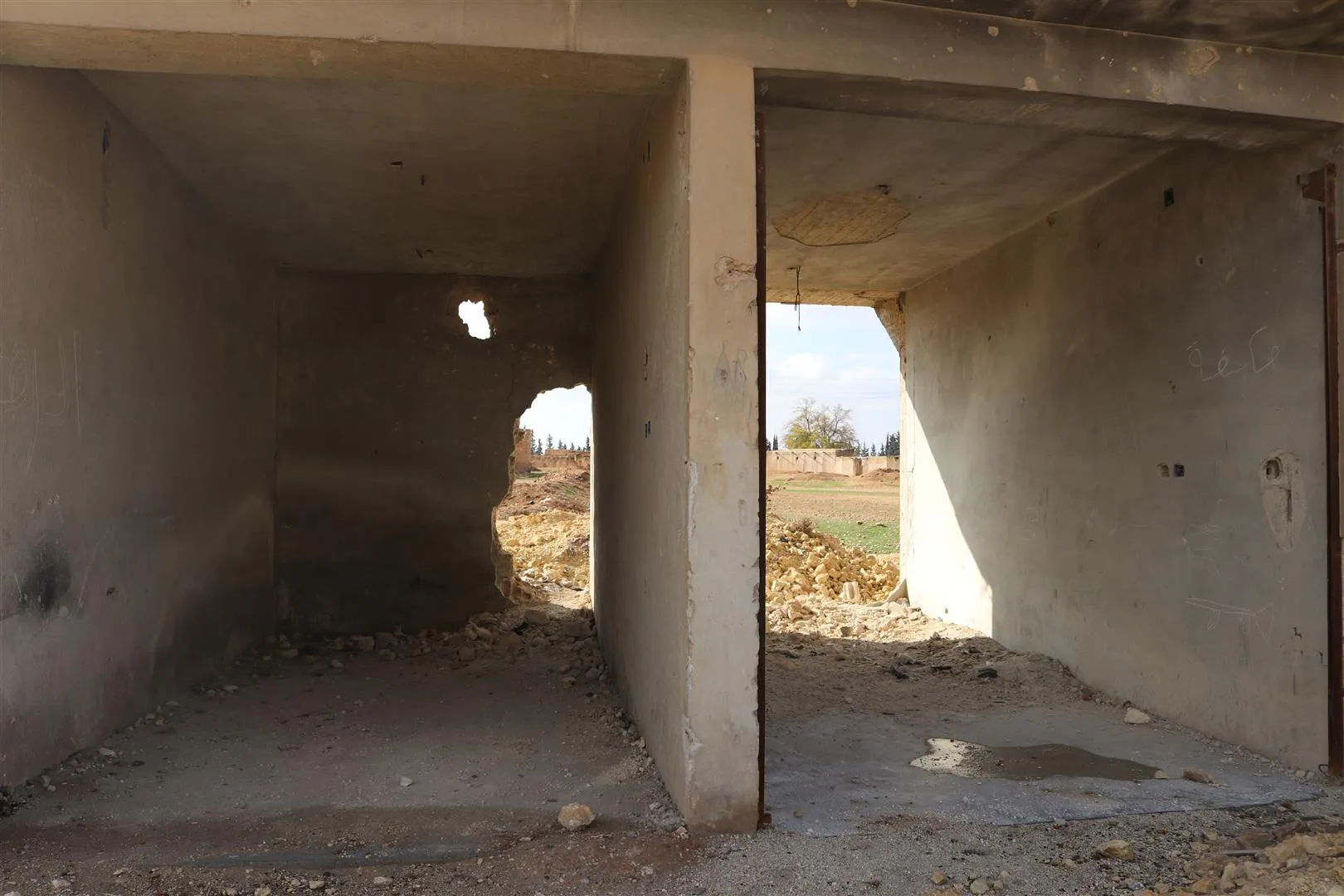​​​​​​​Los ocupantes turcos destruyen una escuela en Manbij