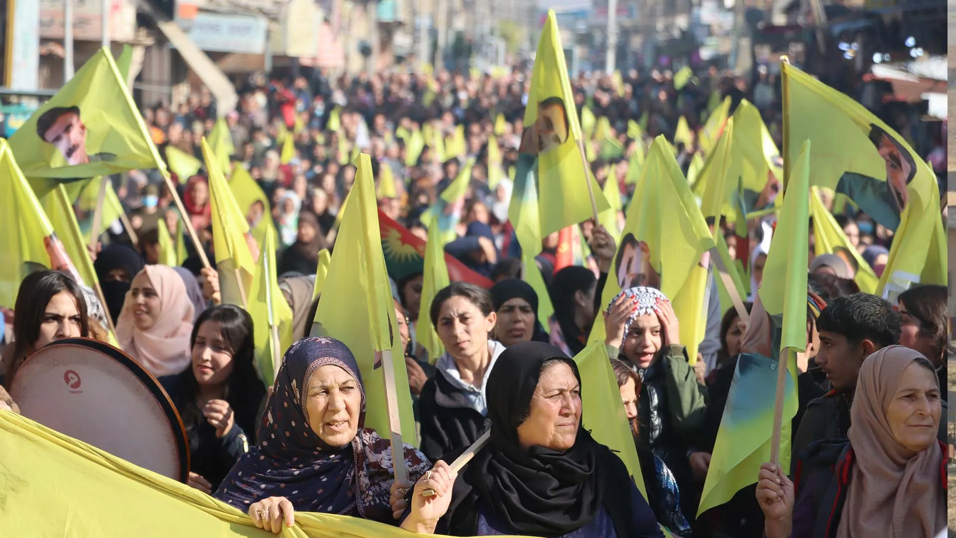 Residentes de la ciudad de Qamishlo  protestan contra el aislamiento del líder Ocalan
