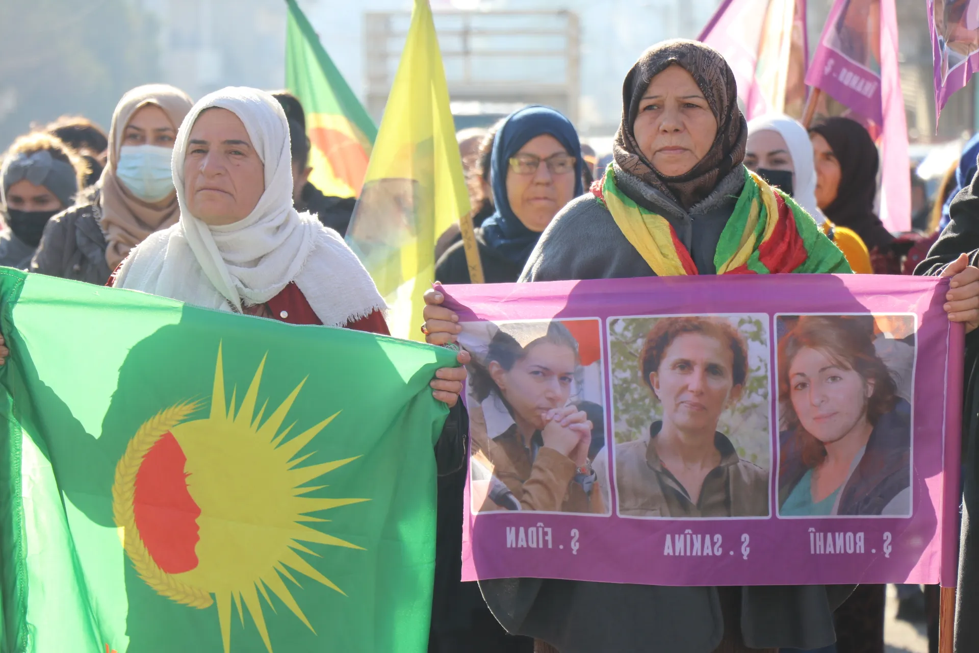 ​​​​​​​Cientos de mujeres en Qamishlo recuerdan a los mártires de las masacres de París
