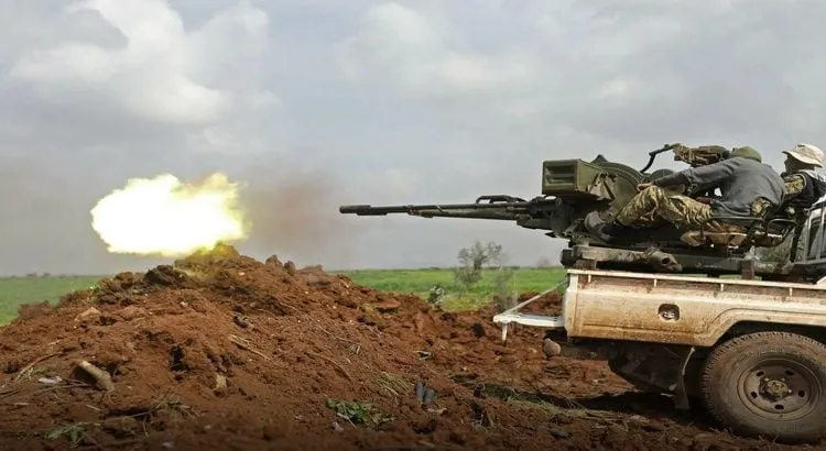 Mercenarios del grupo Al-Fateh al-Muben atacan a las fuerzas del ejército sirio cerca de la ciudad de Idlib