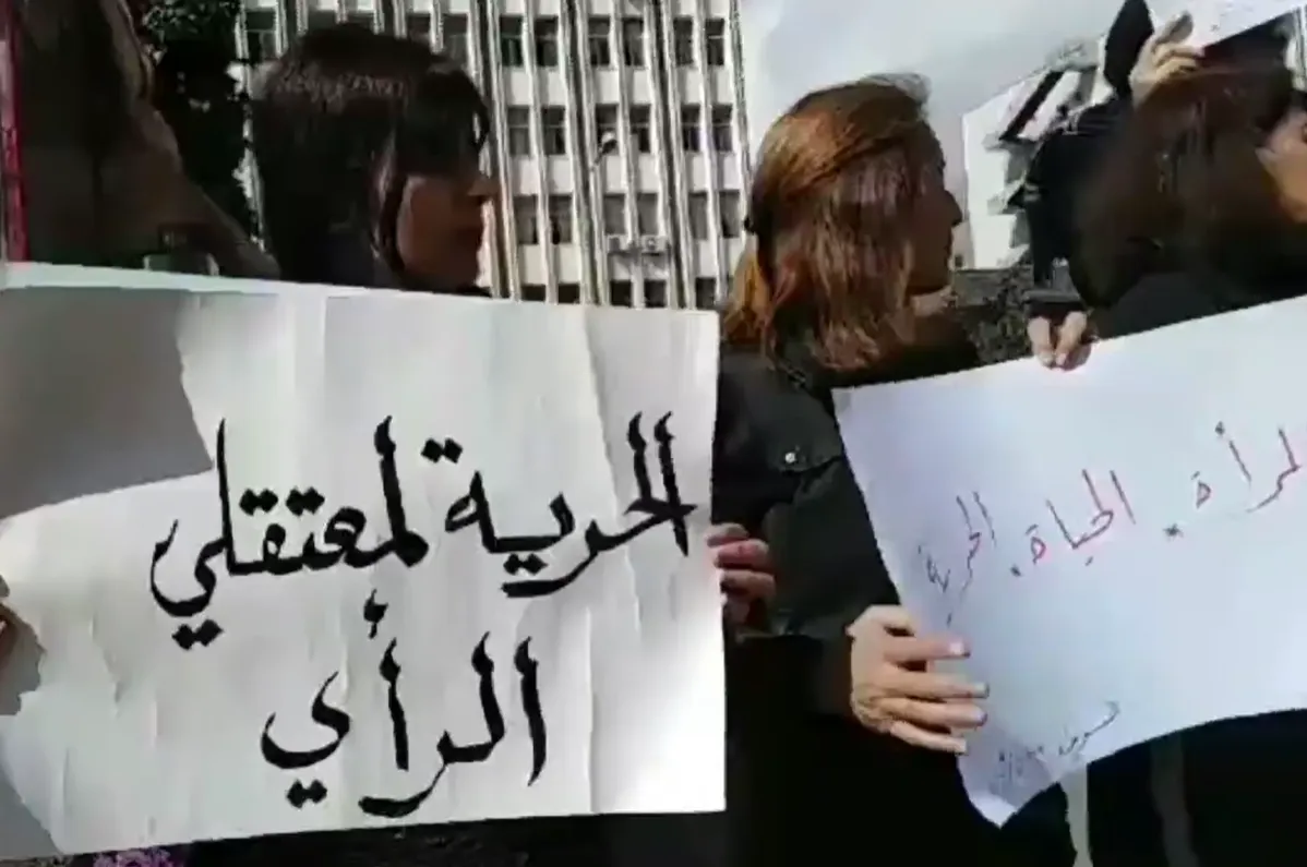 Manifestantes en Siwêda gritan la consigna “Mujer, vida, libertad”
