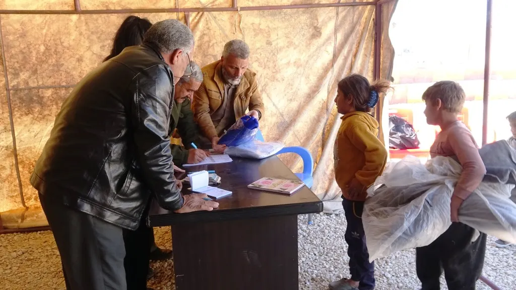 Residentes de Ain Issa recogen ayuda para las víctimas del terremoto