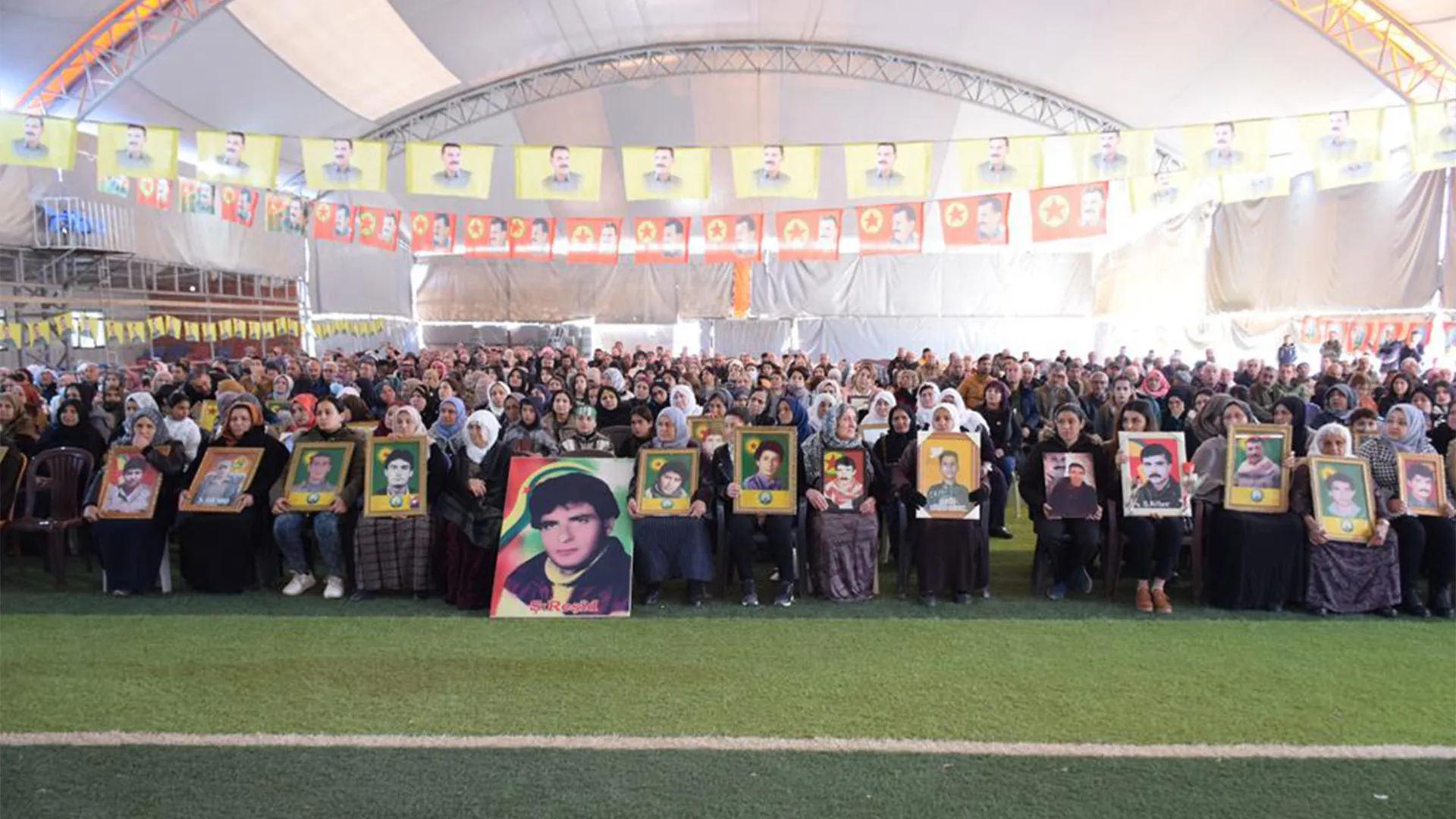 Los residentes de la ciudad de Dêrik honran la memoria de 140 mártires