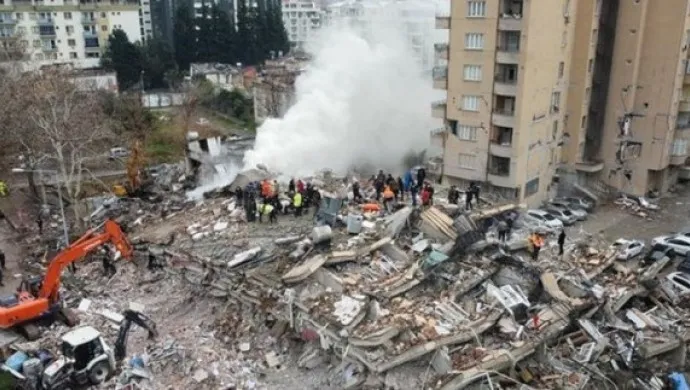 El número de víctimas del terremoto en el norte de Kurdistán y Turquía alcanza las 1.121 personas