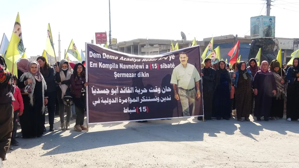 La gente de Ain Issa denuncia la conspiración internacional contra el líder Öcalan