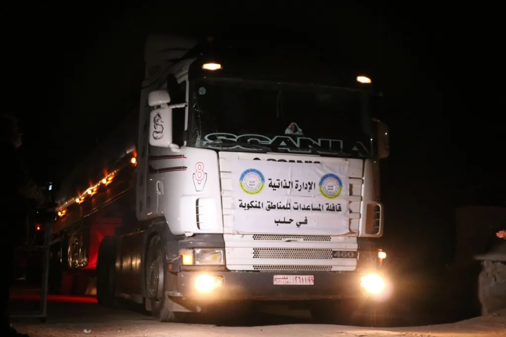 Los convoyes con ayuda humanitaria de la AANES entra por el paso fronterizo de Al-Tayha en dirección a Alepo