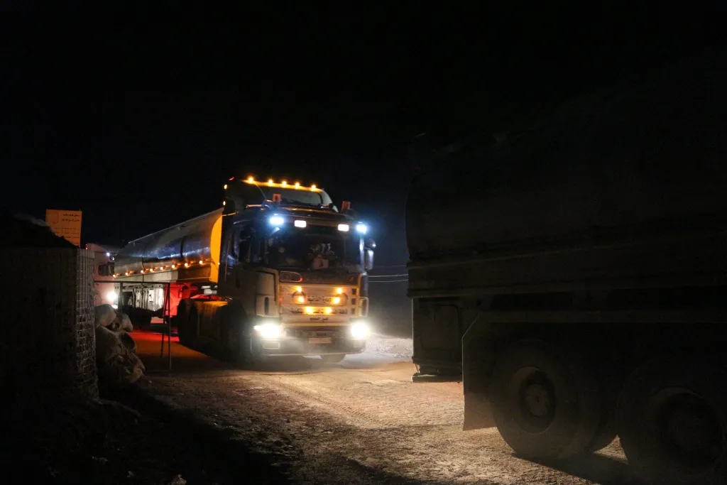 Los convoyes con ayuda humanitaria de la AANES entra por el paso fronterizo de Al-Tayha en dirección a Alepo
