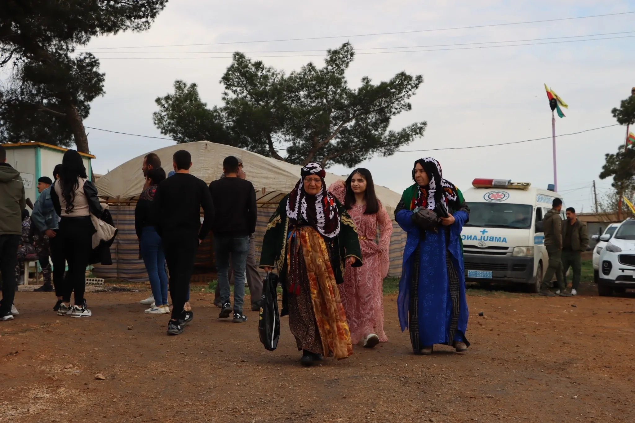 La gente del norte y este de Siria acude a las plazas de Newroz