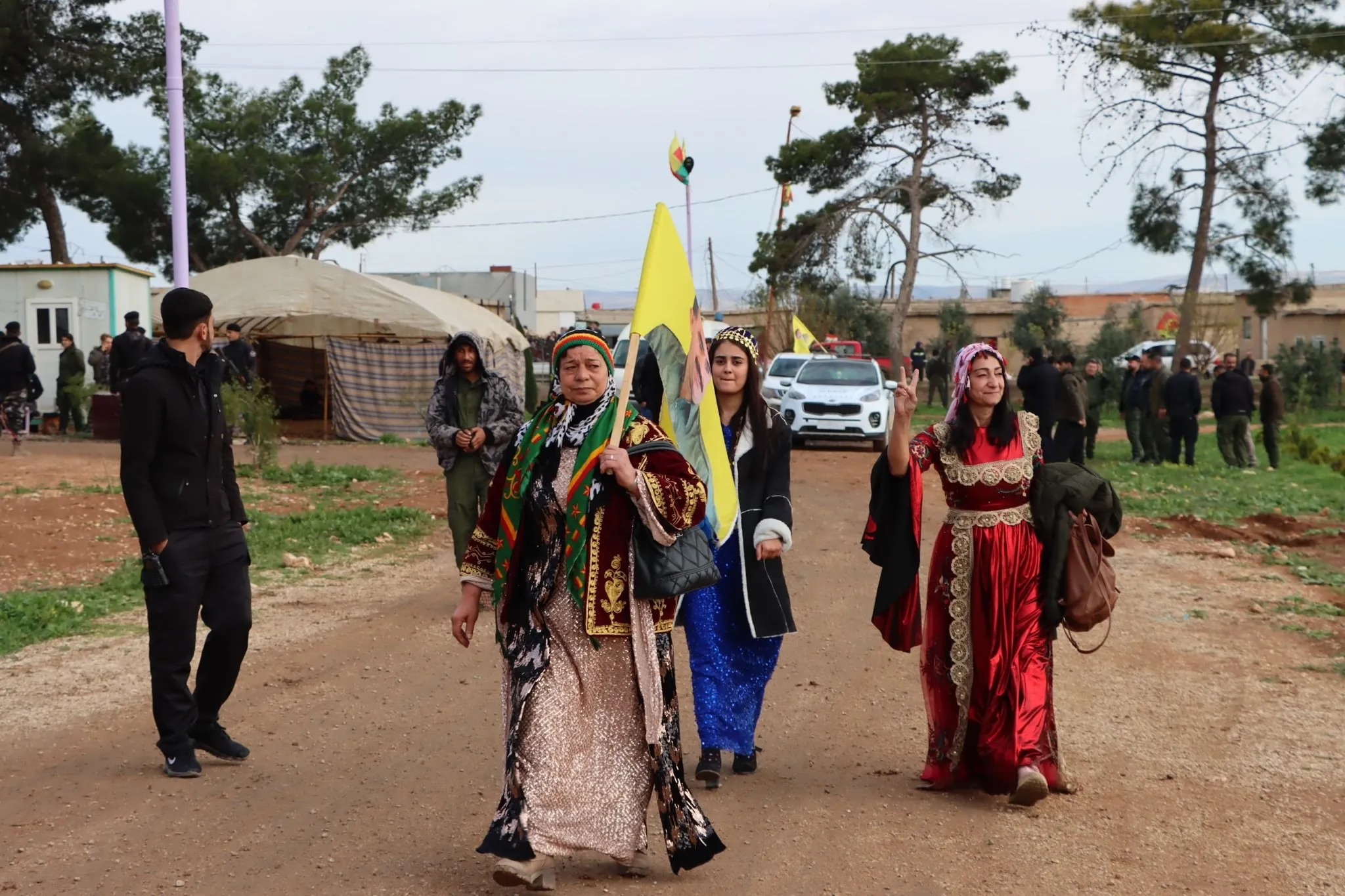 La gente del norte y este de Siria acude a las plazas de Newroz