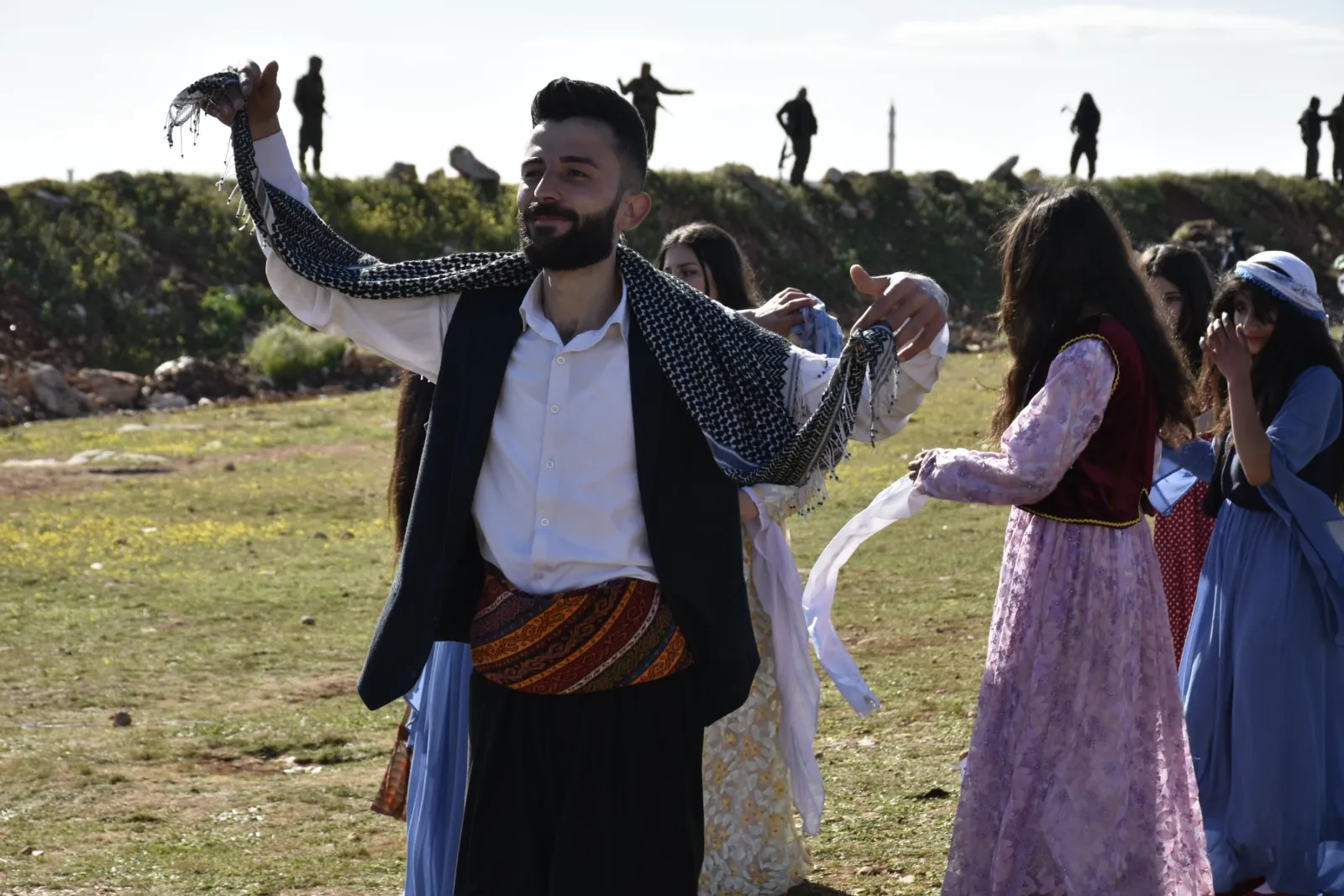 La gente del norte y este de Siria acude a las plazas de Newroz