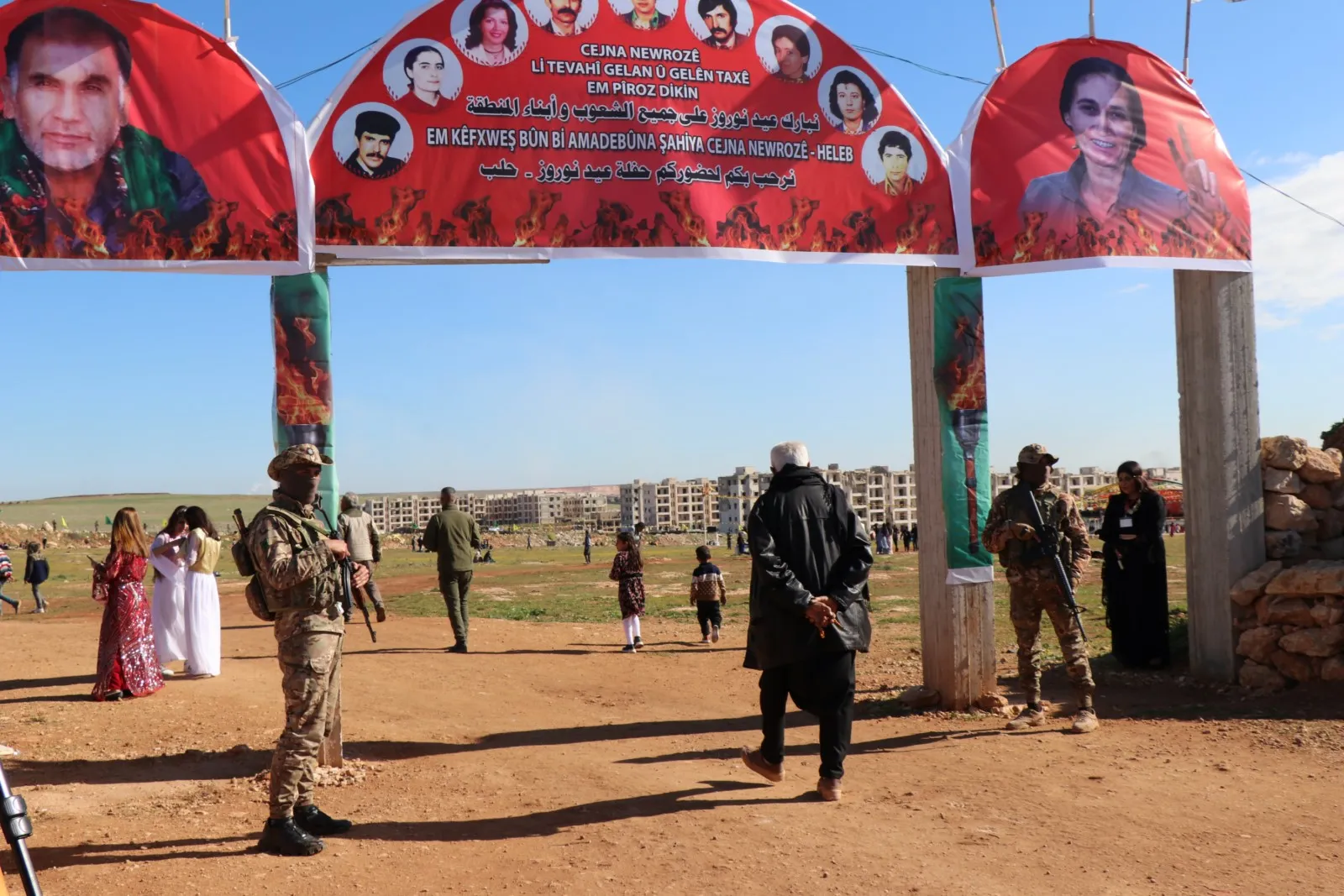 La gente del norte y este de Siria acude a las plazas de Newroz