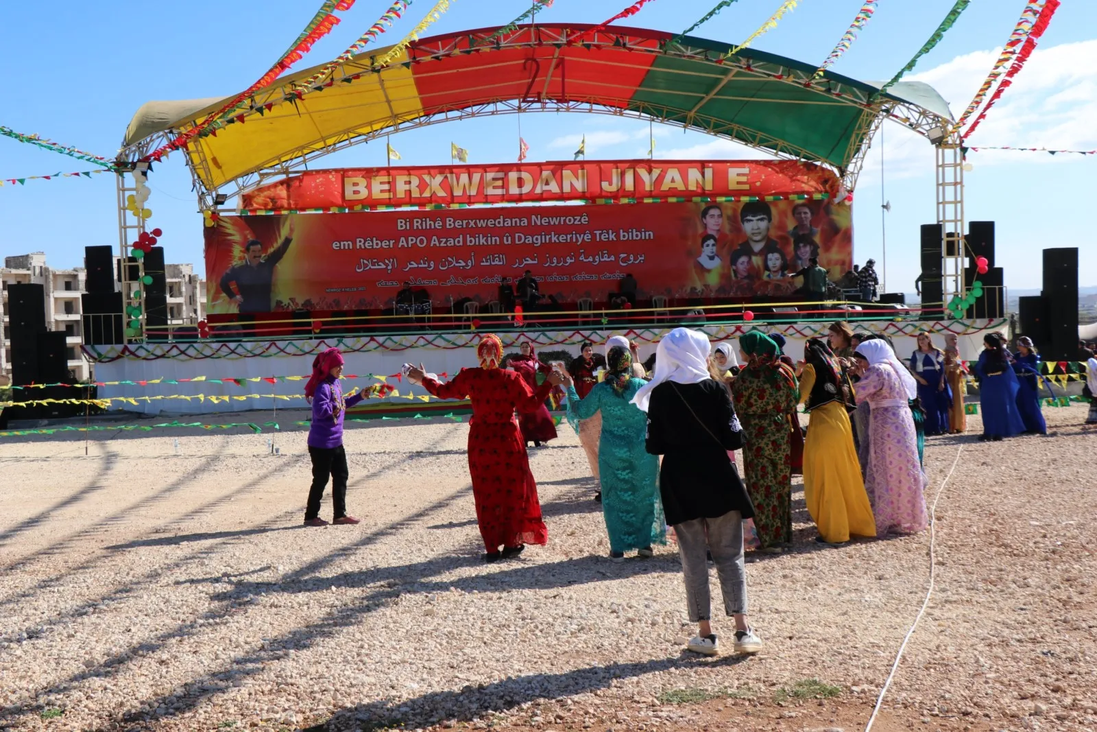 La gente del norte y este de Siria acude a las plazas de Newroz