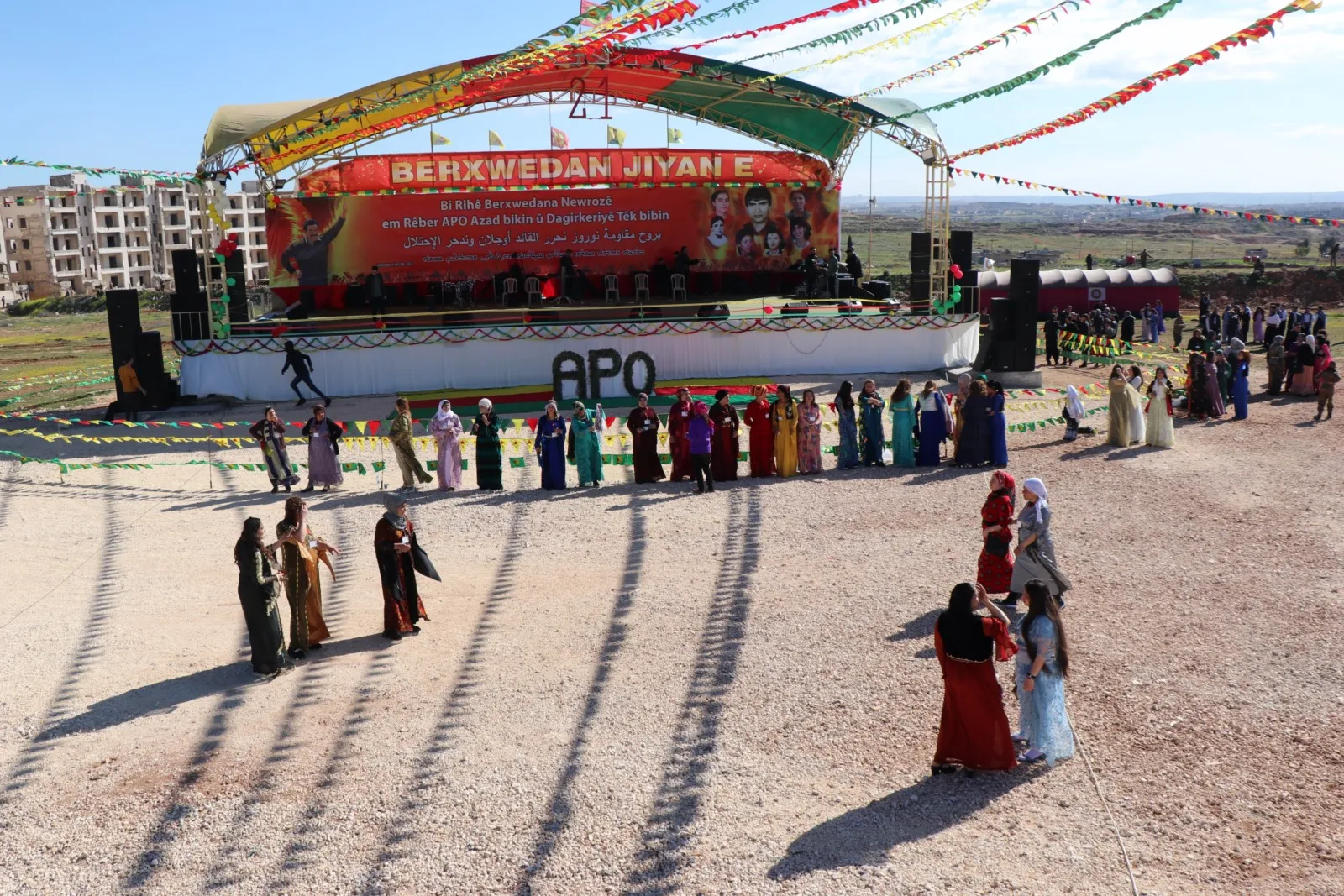 La gente del norte y este de Siria acude a las plazas de Newroz