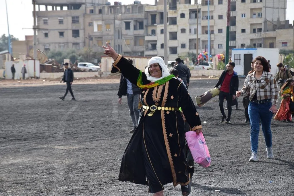 La gente del norte y este de Siria acude a las plazas de Newroz