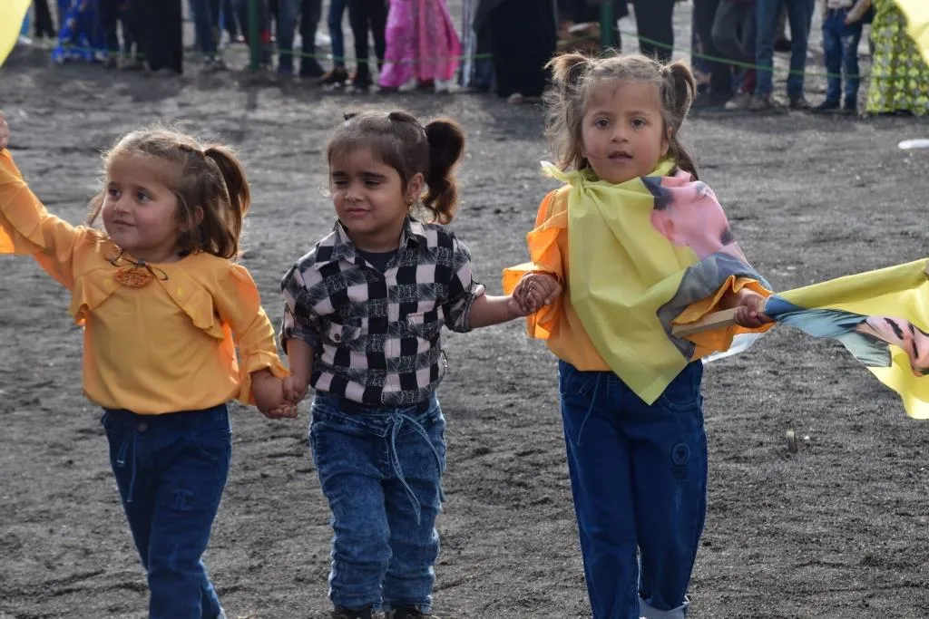 La gente del norte y este de Siria acude a las plazas de Newroz