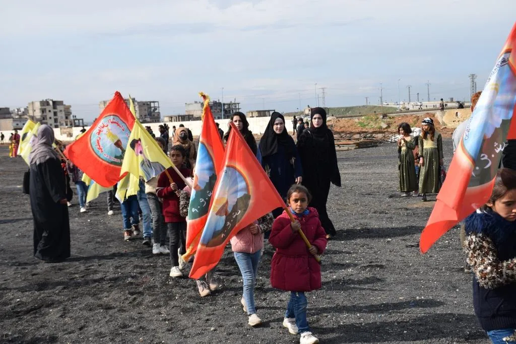 La gente del norte y este de Siria acude a las plazas de Newroz