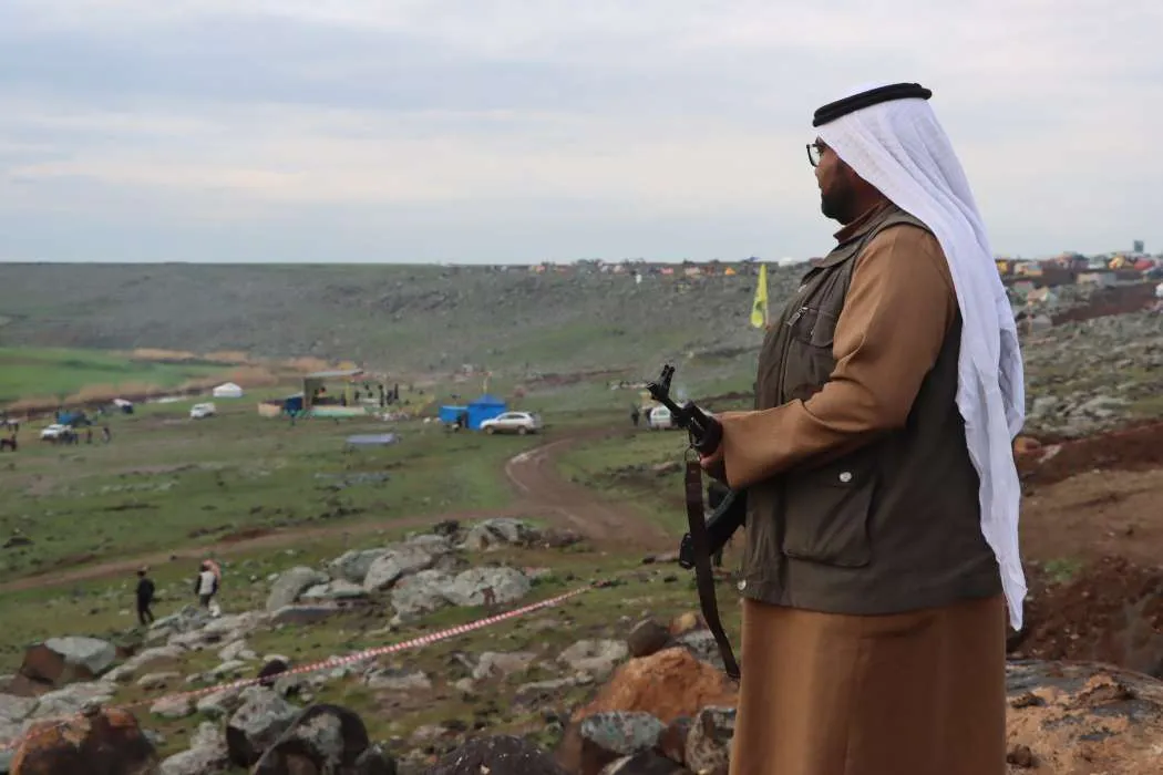 La gente del norte y este de Siria acude a las plazas de Newroz