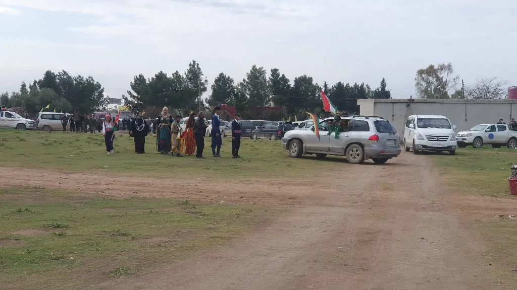 La gente del norte y este de Siria acude a las plazas de Newroz