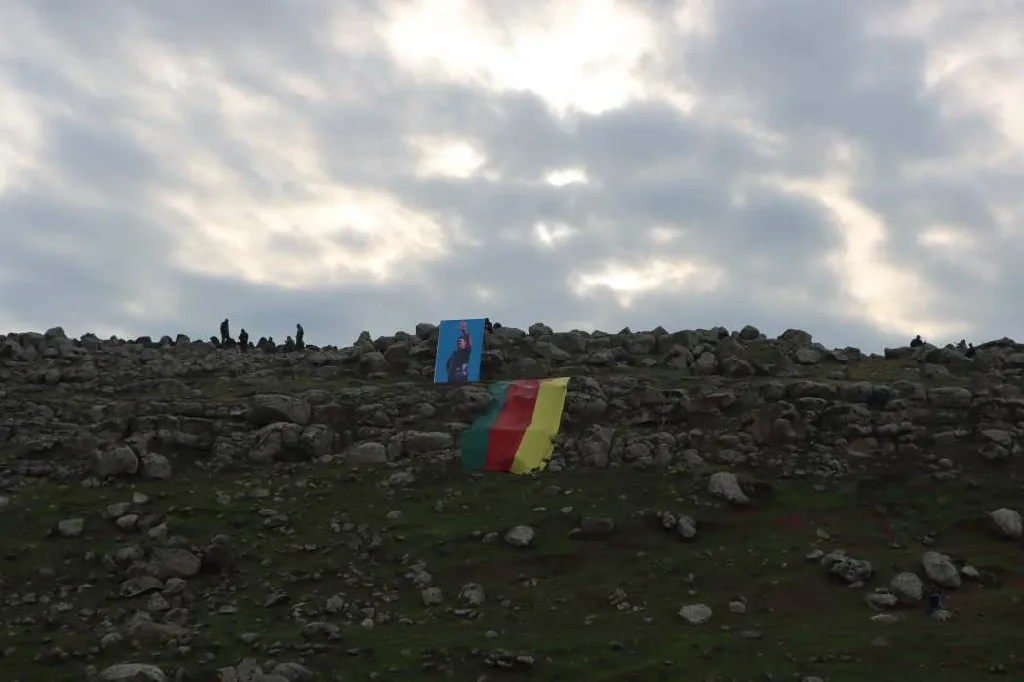 La gente del norte y este de Siria acude a las plazas de Newroz